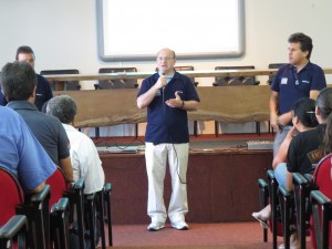 Reitor Zaki Akel conversa com os colaboradores